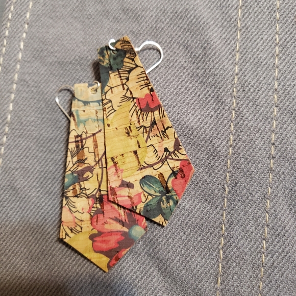 Earings - Picture 2 of 3